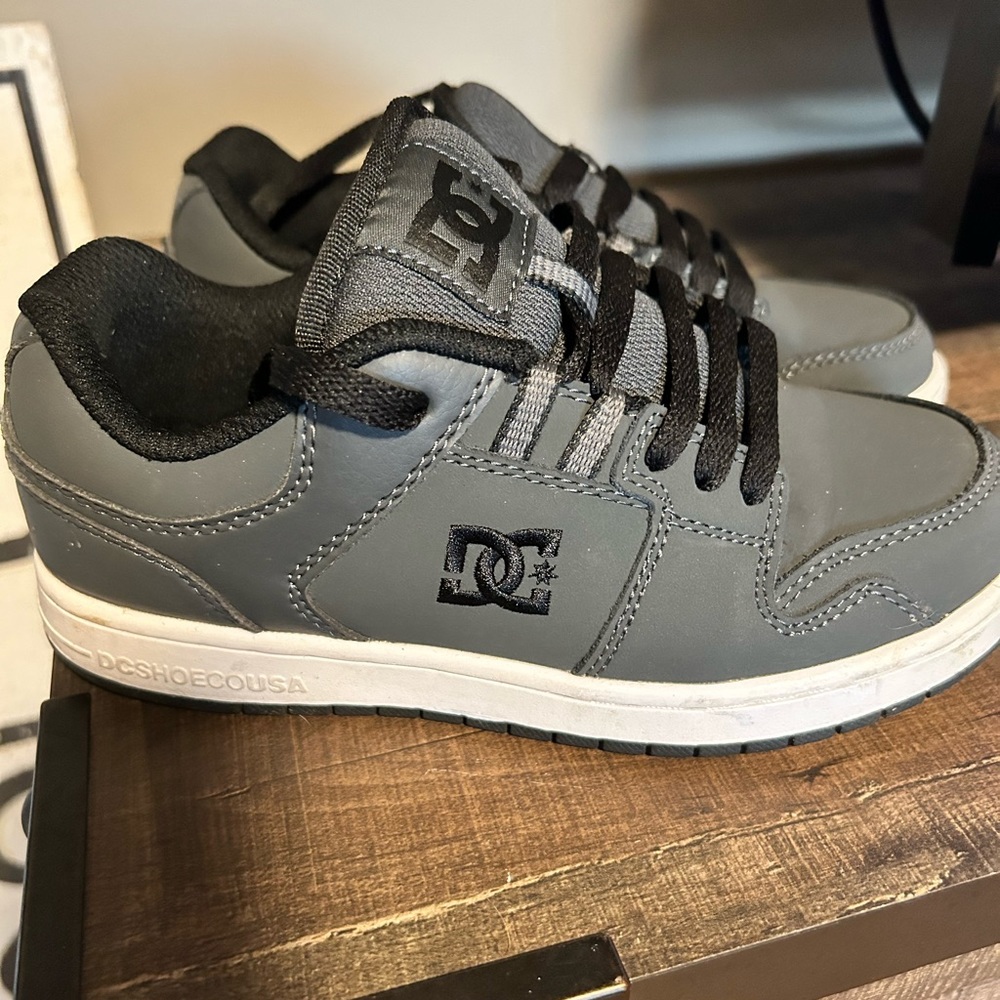 Size 3 DC grey and black like new